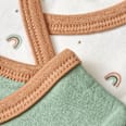 Wickelbodys mit Regenbogen-Muster, weiß + grün, Gr. 50/56 ALANA