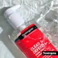 Čistiaci pleťový gél proti akné Clear & Defend+ Neutrogena