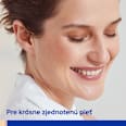 Ošetrujúci make-up 3v1 v hubke Hyaluron Cellular Filler - 02 Medium NIVEA