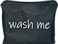 Wäschesack grau "wash me" und weißer Schrift manòu
