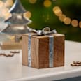 Holzgeschenk mit silberner Schleife Dekorieren & Einrichten