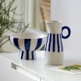 Krug/Vase aus Keramik, weiß/blau gestreift (19x13x8cm) BOLTZE