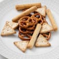 Party Mix, Mini-Brezeln, Mohn-Knusperstangen & Sesam-Cracker dmBio