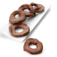 Anelli di mela essiccati ricoperti di cioccolato al latte dmBio