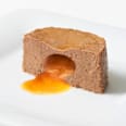 Hrană umedă pentru pisici bogată în carne de pasăre, mousse cu sos de inimă Dein Bestes