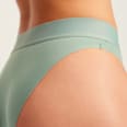 Periodenslip Seamless Cheeky Salbeigrün, Gr. 38-40 ooia
