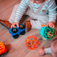 autíčko Rattle 3m+, červené Oball