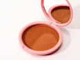 Svetlikajoči bronzer Stas - Latte BOOBY TAPE