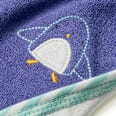Lätzchen mit Streifen & Pinguin-Motiv, blau + grün ALANA