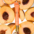The Summer Edit Peptide sjaj za usne - C03 Peach Iced Tea, SPF 25 CATRICE
