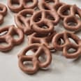 Brezeln, schokoliert in Vollmilchschokolade dmBio