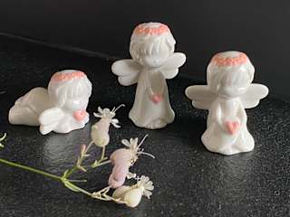 Porzellanengel mit Blumenkranz & Herz, weiß/rosa Dekorieren & Einrichten