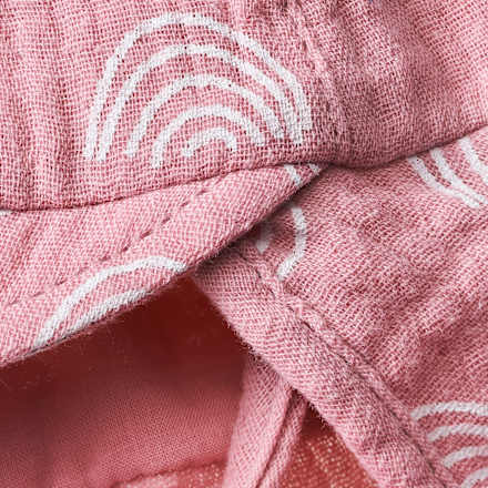 Mütze aus Musselin mit Regenbogen-Muster, rosa , Gr.48/49 ALANA