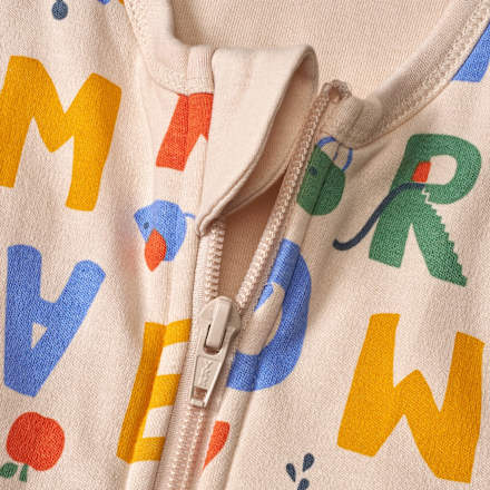 Schlafsack mit Beinen 2,5 TOG mit Buchstaben-Muster, beige, 110 cm ALANA