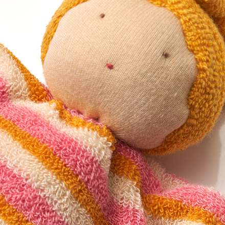 Püppchen mit Holzring, gelb & rosa ALANA
