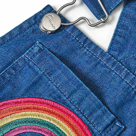 Latzkleid mit Rüschen & Regenbogen-Applikation, blau, Gr. 98 ALANA