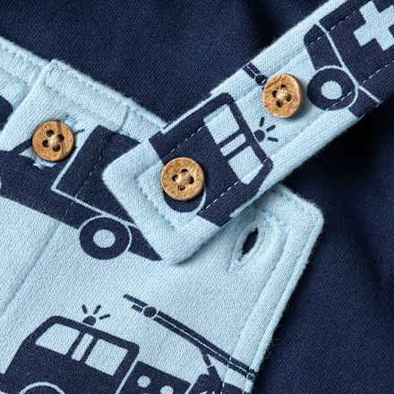 Set mit Latzhose mit Einsatzfahrzeug-Muster & Langarmshirt, blau, Gr. 86 ALANA