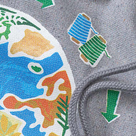 Turnbeutel aus recyeltem Material & mit Weltkugel-Motiv, grau PUSBLU