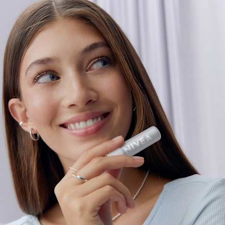 Balsam hidratant pentru buze cu acid hialuronic NIVEA