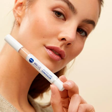 HYALURON CELLULAR FILLER 3 IN 1 korektor za područje oko očiju - 02 Medium NIVEA