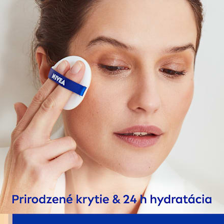 Ošetrujúci make-up 3v1 v hubke Hyaluron Cellular Filler - 02 Medium NIVEA