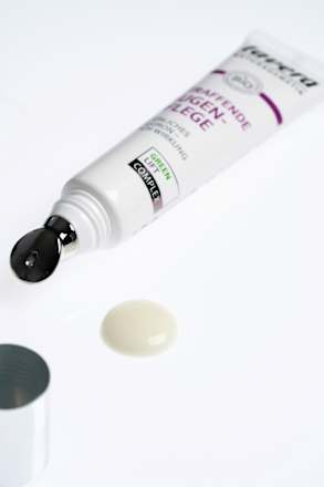 Straffende Augenpflege Karanjaöl lavera NATURKOSMETIK