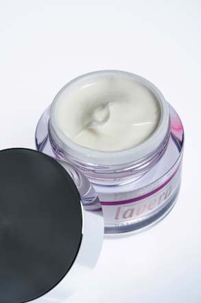 Straffende Nachtpflege Karanjaöl lavera NATURKOSMETIK