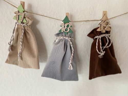 Adventskalenderklammern, Bäume mit Glitterzahlen, grün/natur Dekorieren & Einrichten