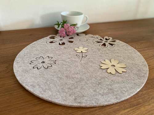 Platzset mit Blumen & Holzapplikation, rund, beige Dekorieren & Einrichten