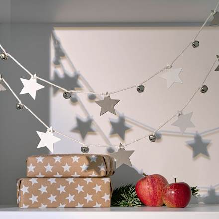 Holzgirlande, Sterne mit Glöckchen, grau-weiß Dekorieren & Einrichten