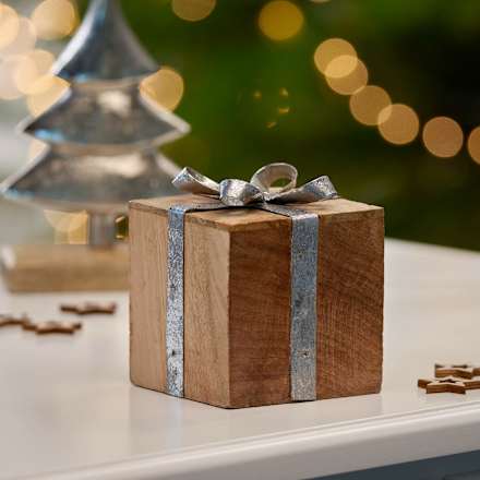 Holzgeschenk mit silberner Schleife Dekorieren & Einrichten