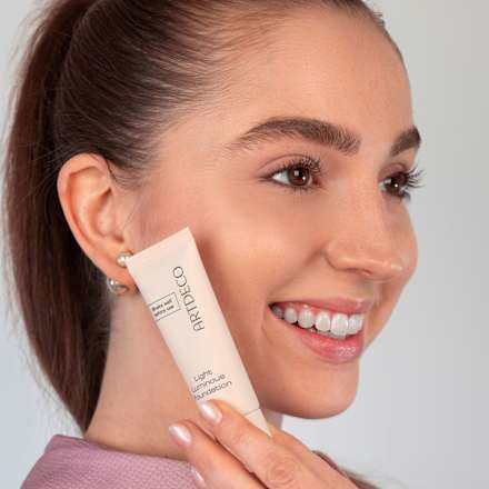Light Luminous tekući puder – 06 light beige ARTDECO
