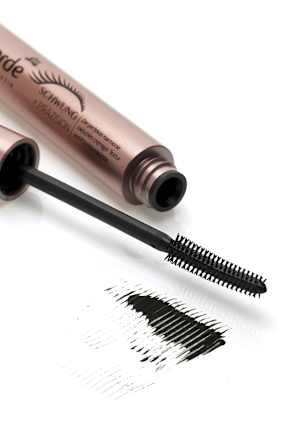 Schwung + Präzision maskara za precizno uvijanje trepavica – 010 crna alverde NATURKOSMETIK