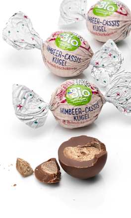 Himbeer Cassis Kugeln in Vollmilchschokolade dmBio