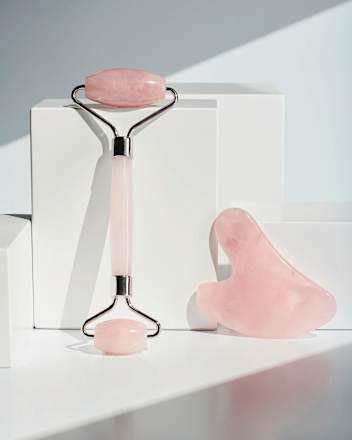 Gua Sha Stein Rose Quartz Facial  CATRICE