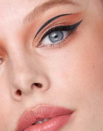 Calligraph Pro Matt vodootporni tuš za oči – 010 Intense Black CATRICE