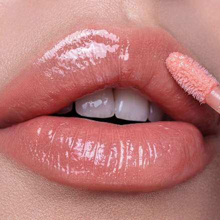 Better Than Fake Lips Volume sjaj za usne – 020 Dazzling Apricot CATRICE