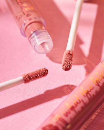 what the fake! PLUMPING LIP FILLER  sjaj za usne – 02 oh my nude! essence