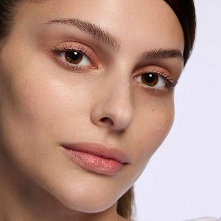 Stylingový gél na mihalnice Curl Freeze - 010 Milky Black Tint CATRICE