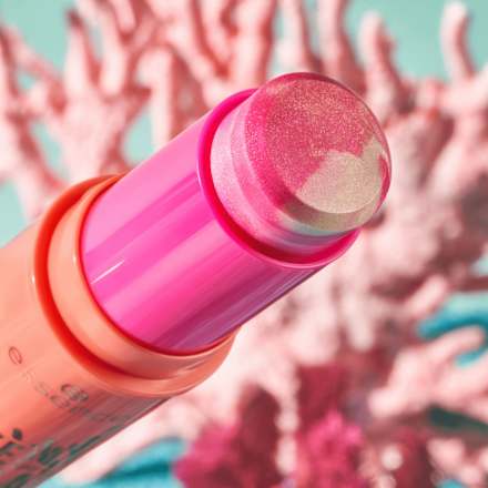 Blush & Highlighter Stick Live Life In Coral 01 Glowin' Coraltastic, Baby! essence