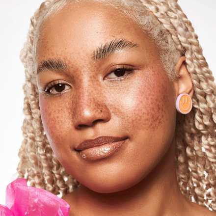 Highlighter Liquid Baby Got Glow 10 Sassy in Silk essence