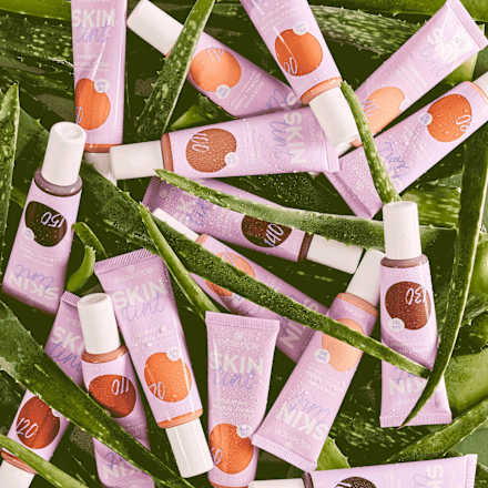 Foundation Skin Tint Hydrating Natural Finish LSF 30, 40 essence