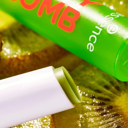 JUICY BOMB balzám na rty 04 Kiwi To My Heart essence