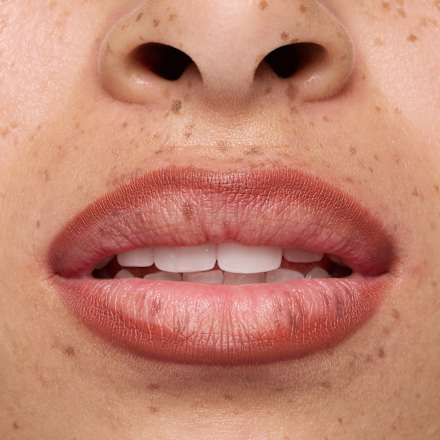 8h matte comfort olovka za usne – 17 Must Have Brown  essence