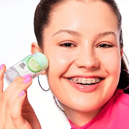 Hello, Good Stuff! 48H serum za lice u stiku  essence