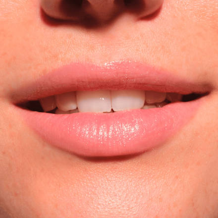 Ošetrujúci balzam na pery Holiday Lips CATRICE