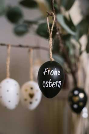 Kunstoffeier zum Aufhängen, schwarz-weiß-gold keine Marke