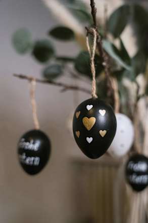 Kunstoffeier zum Aufhängen, schwarz-weiß-gold keine Marke