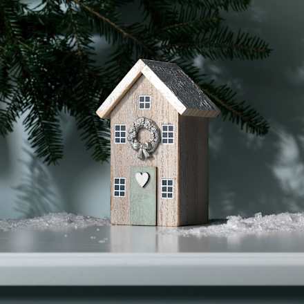 Holzhaus mit Türkranz beige Dekorieren & Einrichten