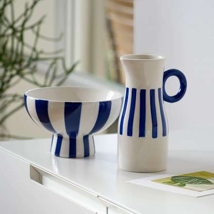 Krug/Vase aus Keramik, weiß/blau gestreift (19x13x8cm) BOLTZE